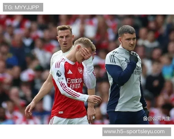 阿森纳球员提前布局拦截战术在中场线前的精彩表现